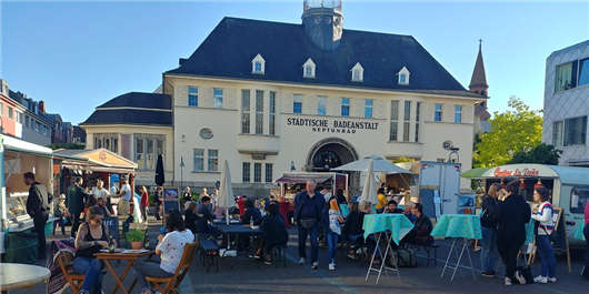 德國克隆的Ehrenfeld的夜間市場，海王星廣場的美食